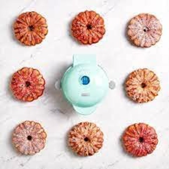 Dash Mini Bundt Cake Maker - Aqua DBCM100GBAQ04 - Picture 4 of 7